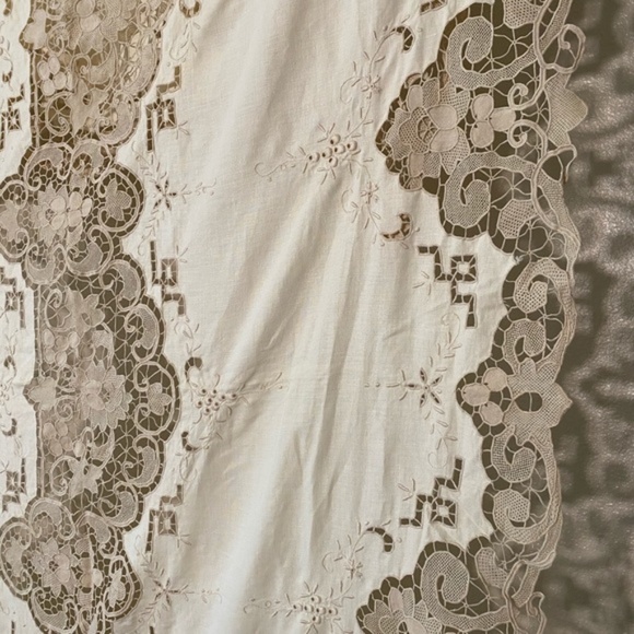 VINTAGE *Hand-Made* Italian Embroidery Cloth - Picture 4 of 7